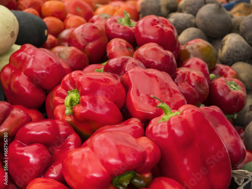Owoce i warzywa na straganie handlowym