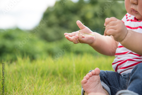 芝生に座る赤ちゃん