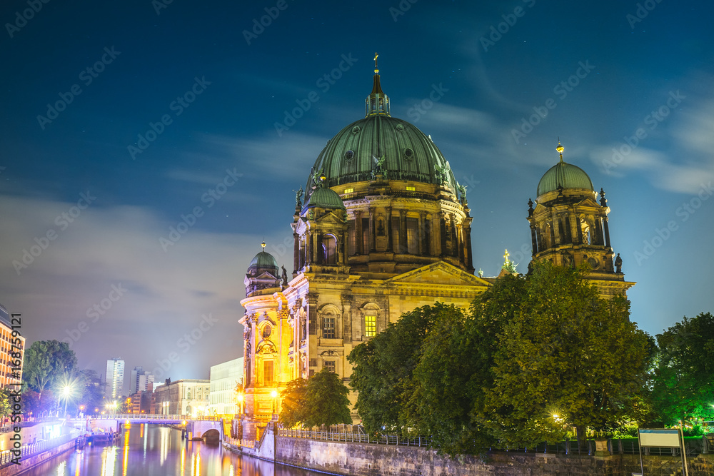 Fototapeta premium berliner dom at night with spree river