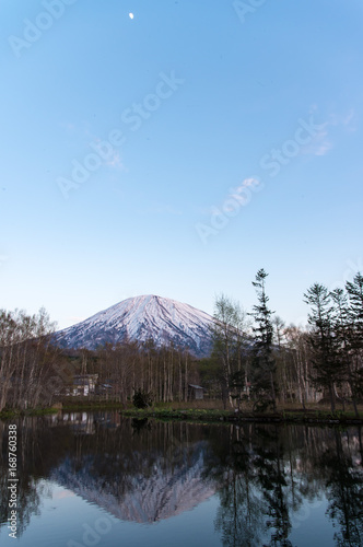 池に映る羊蹄山