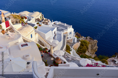 Scenic architecture of the houses on the Greek island of Santorini © DD25