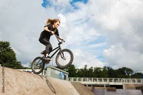 Fototapete BMX rider over ramp