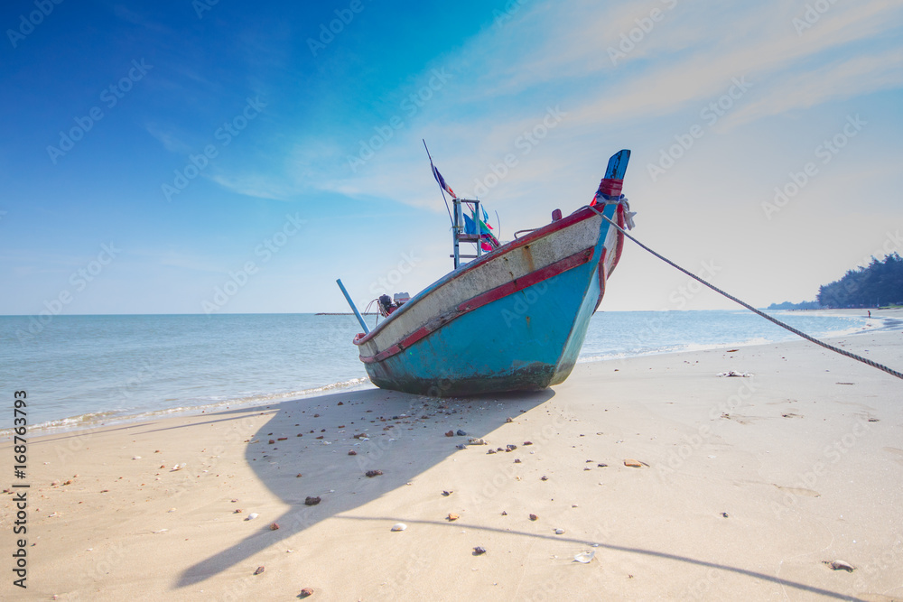 Fototapeta premium old wooden fishing boat Thailand beach with blue sky