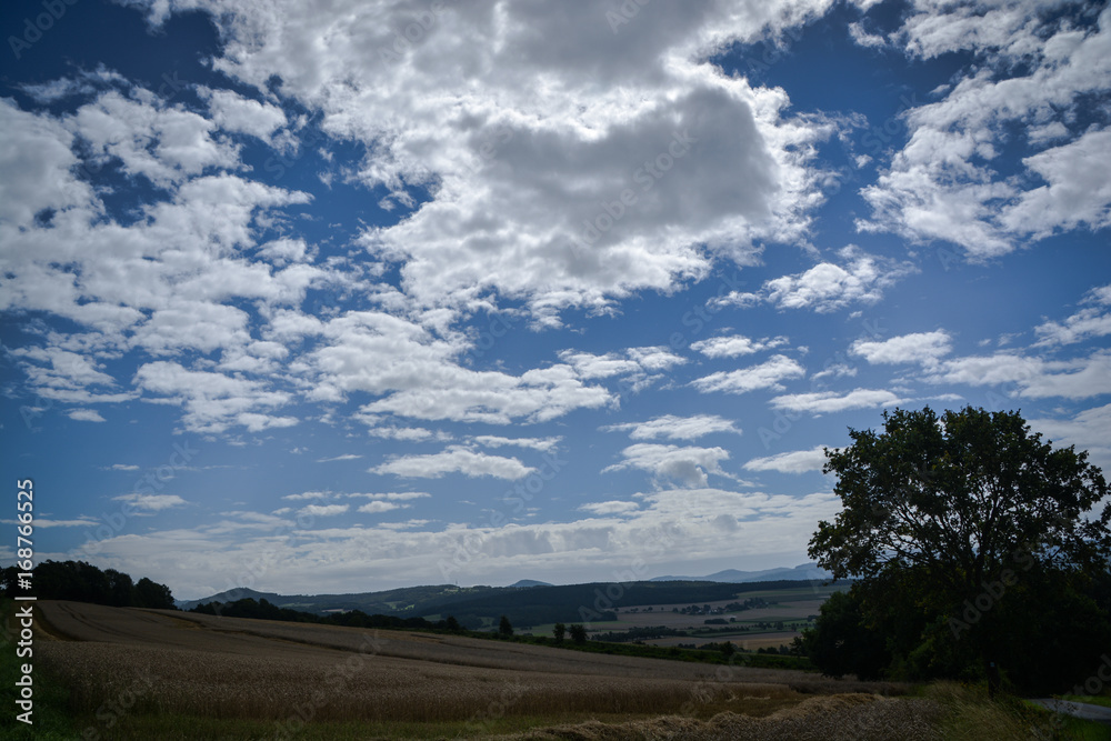 Fototapeta premium Blauer Himmel überm Land