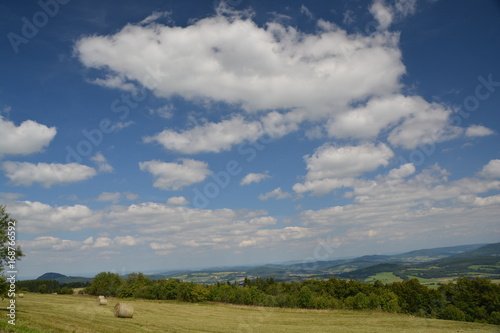 Blauer Himmel überm Land