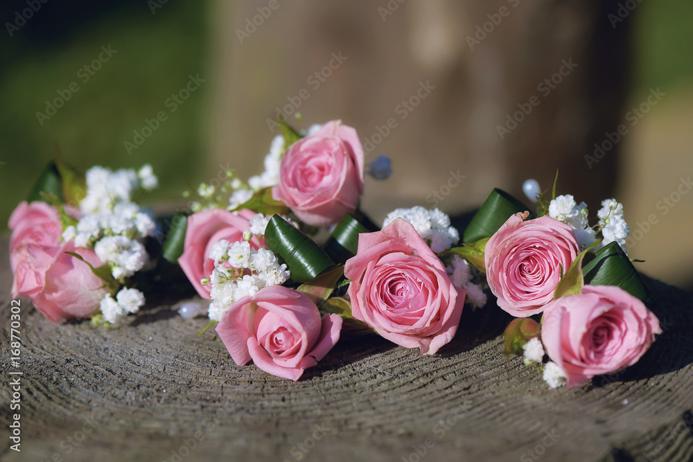 Floral statement for rustic minimalist wedding theme with roses and baby's-breath and shallow depth of field Floral statement for rustic minimalist wedding theme with roses and baby's-breath and shallow depth of field