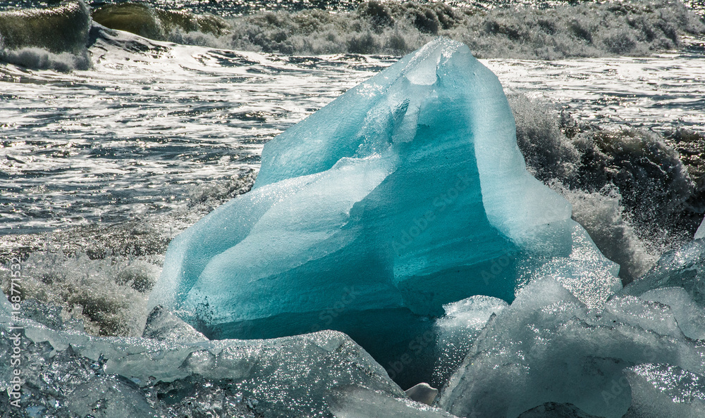 Blocs de glace rejetés sur la plage à proximité du Jökulsárlón en Islande