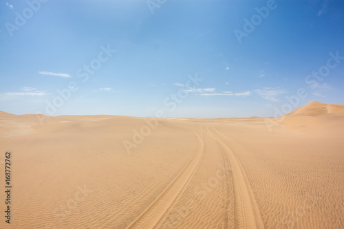 Spuren in der Namib Wüste bei Swakopmund © Erik Klietsch