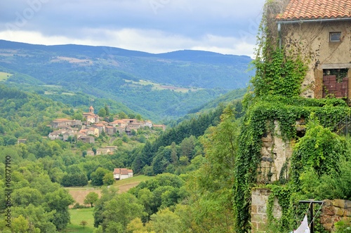 Vue sur le village dans la vallée