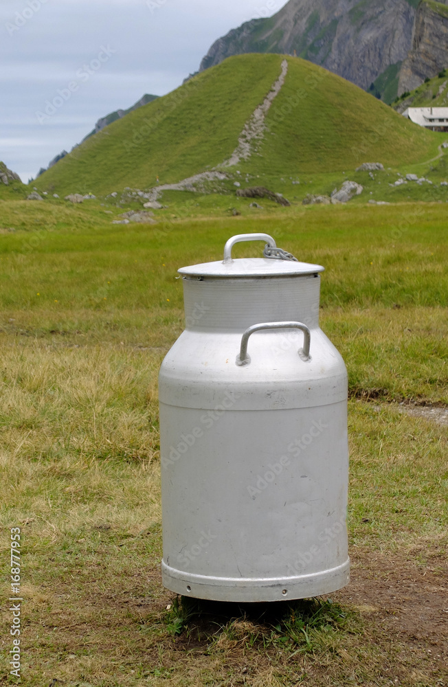 Milchkanne auf der Engstligenalp Milchkanne auf der Engstligenalp