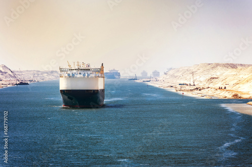 Der Suezkanal - eine Schiffskolonne durchfährt den neuen, östlichen Erweiterungskanal