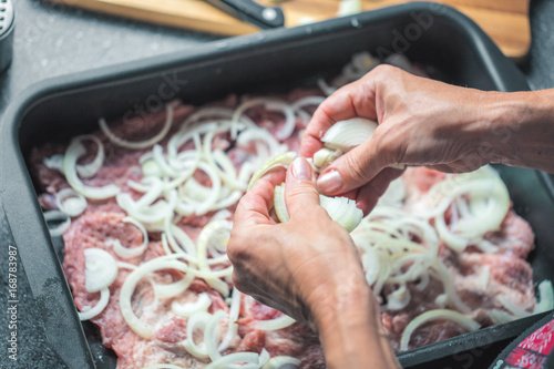 Frau beim Kochen 