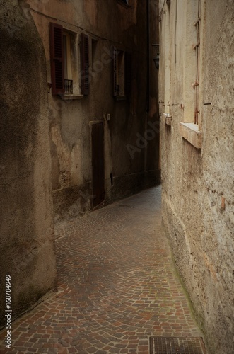 dark alley with windows left and right in italy