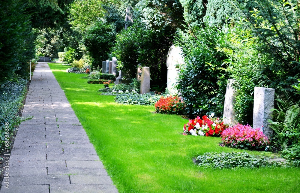 Wie Finde Ich Heraus Auf Welchem Friedhof Jemand Liegt Gräber auf dem Friedhof Stock-Foto | Adobe Stock