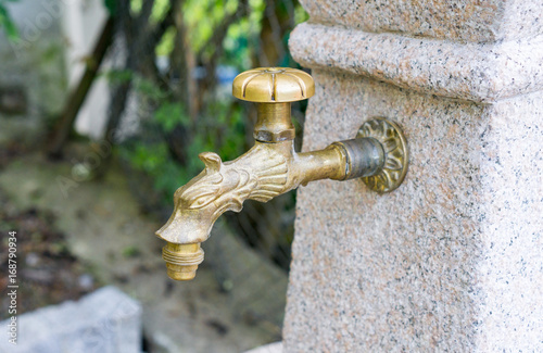 Wasserhahn an einem Brunnen photo