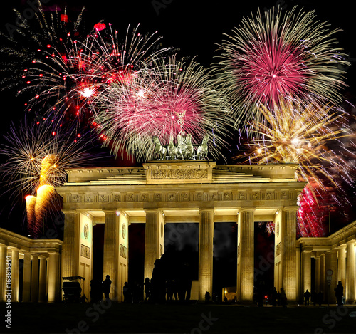 Feuerwerk über dem Brandenburger Tor in Berlin photo
