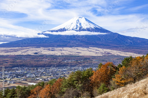 高座山から眺める富士山と忍野の風景、山梨県忍野村にて