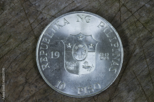 Commemorative coin featuring the People Power revolution photo