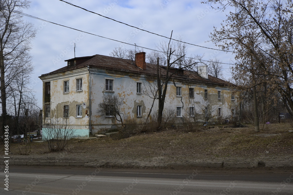 Старый двухэтажный дом через дорогу