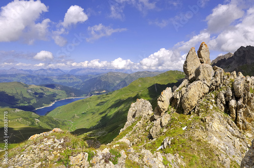 pics rocheux en montagne donnant sur le lac de Roselendd