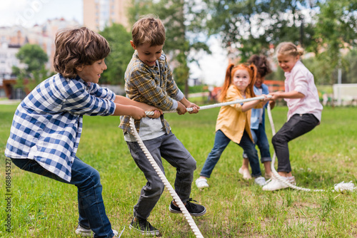 Bild auf Leinwand kids playing tug of war