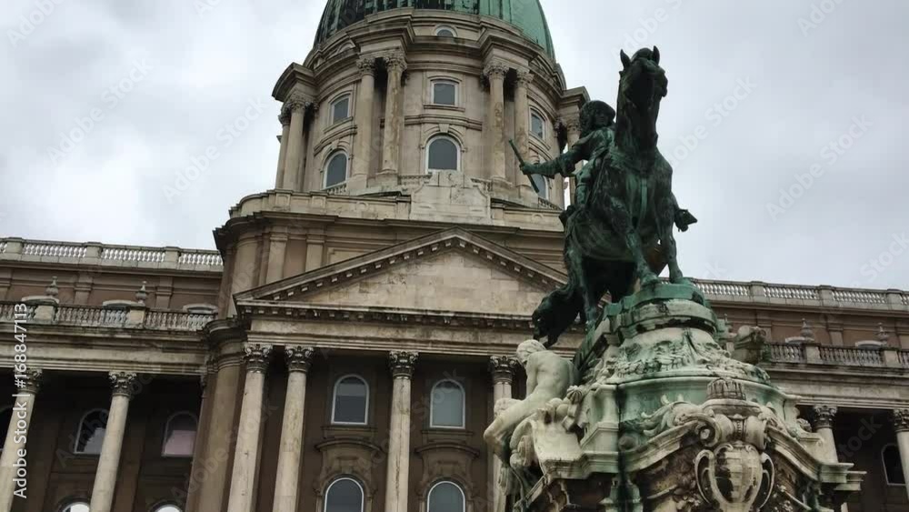 Monumento con statua Budapest Monumento con statua Budapest