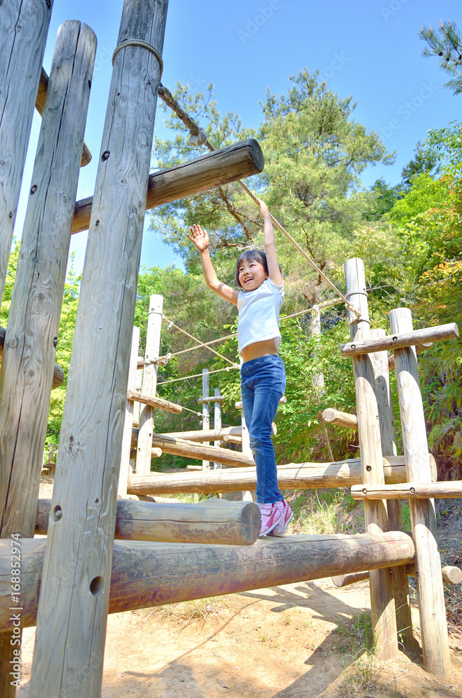 Fototapeta premium アスレチックを楽しむ女の子