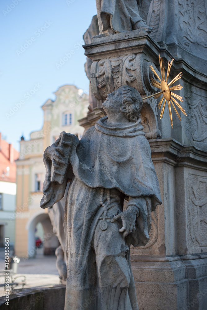 Rynek Starego Miasta w Lądku zdroju, fragment barokowego pomnika Trójcy Świętej.