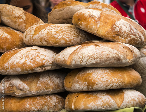 Tradycyjne bochenki chleba sprzedawane na jarmarku