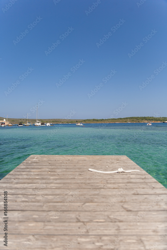 Obraz premium embarcadero con barcas fornells menorca