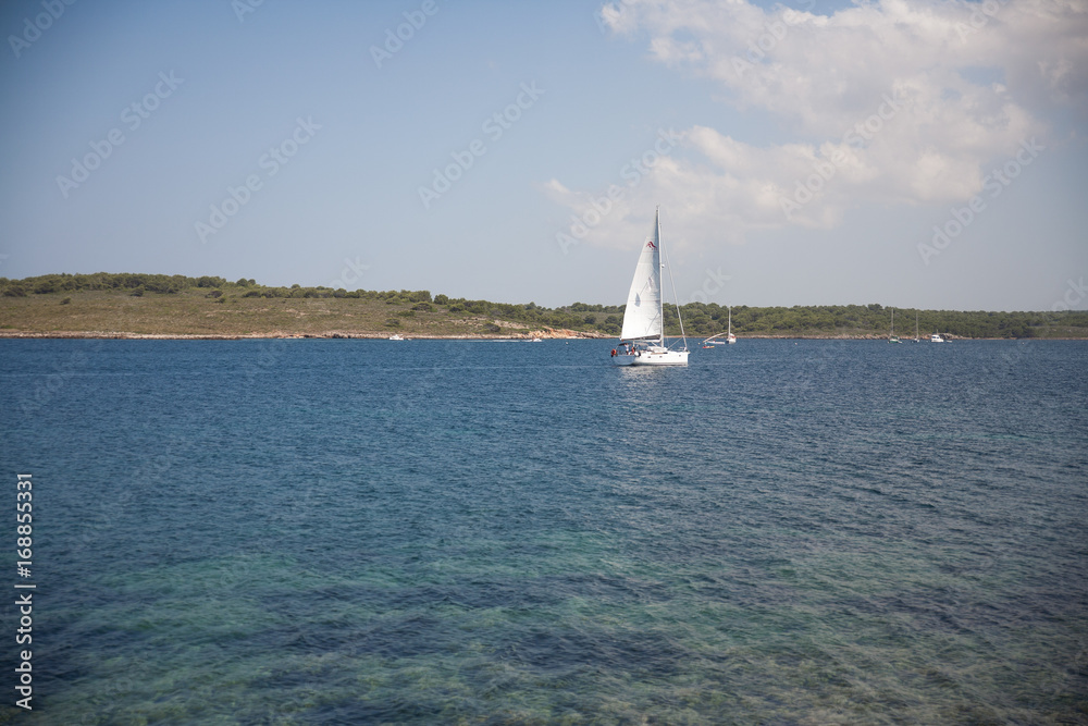 velero navegando mar de Fornells, Menorca