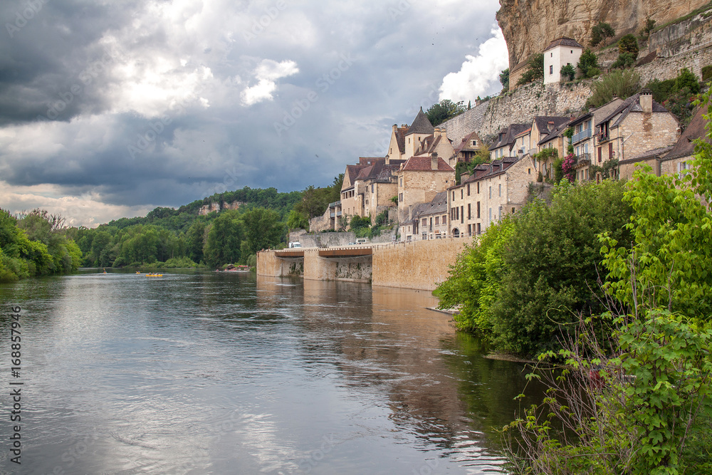 Beynac et Cazenac. Le  village sous ciel couvert. Dordogne. Nouvelle Aquitaine