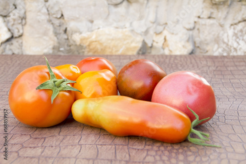 Obraz na płótnie Ripe tomatoes of different varieties w salonie