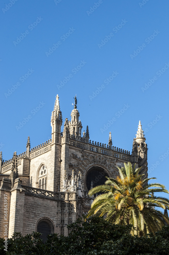 Obraz premium Spagna: vista della Cattedrale di Santa Maria della Sede, la Cattedrale di Siviglia, ex moschea consacrata come chiesa cattolica nel 1507, dove è sepolto Cristoforo Colombo