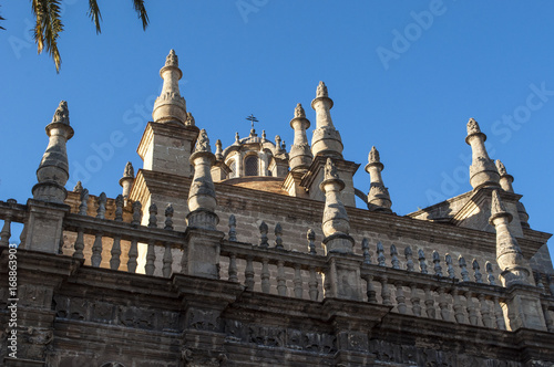 Spagna: vista della Cattedrale di Santa Maria della Sede, la Cattedrale di Siviglia, ex moschea consacrata come chiesa cattolica nel 1507, dove è sepolto Cristoforo Colombo