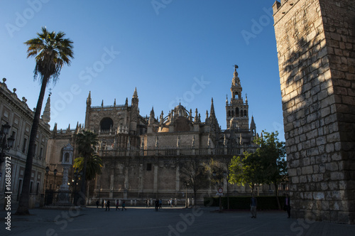 Spagna: la Cattedrale di Santa Maria della Sede, la Cattedrale di Siviglia, ex moschea consacrata come chiesa cattolica nel 1507, dove è sepolto Cristoforo Colombo, e La Giralda