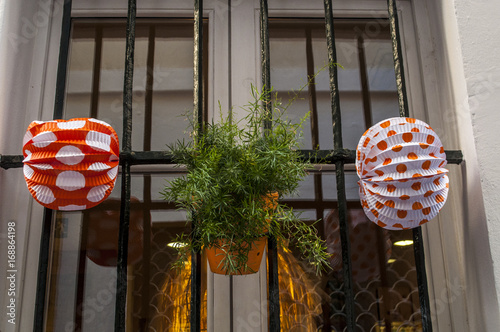 Spagna: decorazioni appese a una grata del Barrio de Santa Cruz, quartiere ebraico di Siviglia, per la Feria de abril, la fiera che inizia 2 settimane dopo la Settimana Santa di Pasqua photo