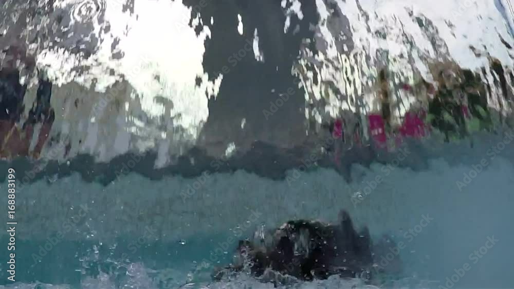 Ragazza sott'acqua