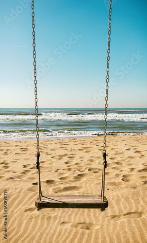 Dondolo sulla spiaggia photo