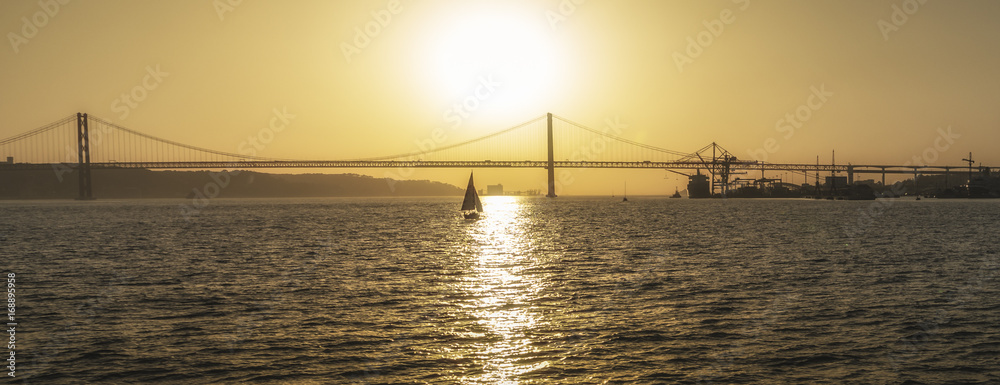 Portugal, Lissabon, Brücke, Abend