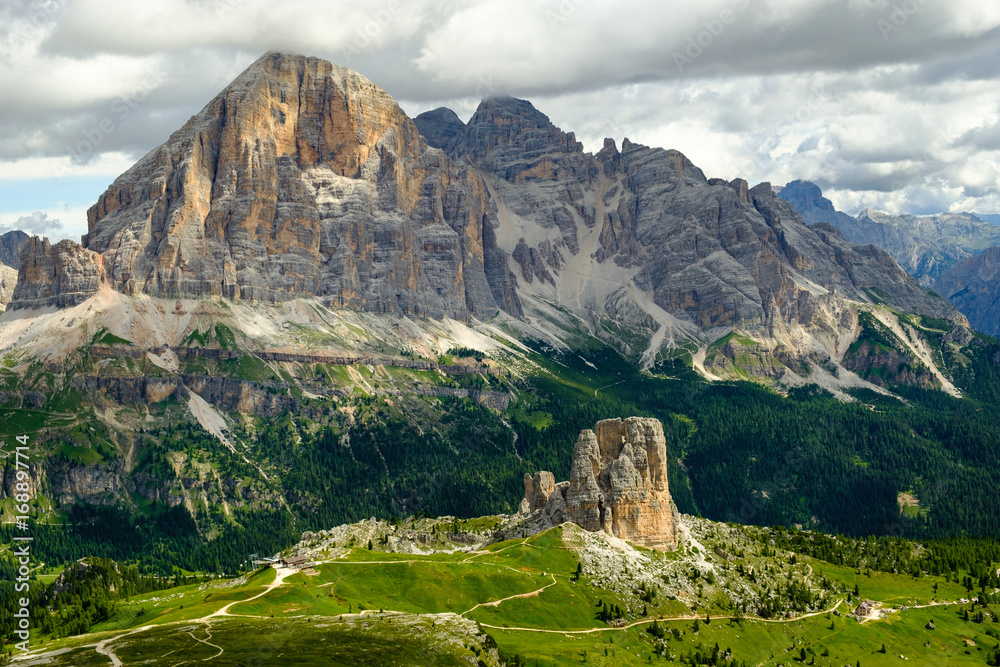 Blick auf Cinque Tore und Tofana di Rozes beim Aufstieg zum Rifugio Nuvolau, Dolomiten, Italien