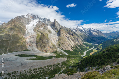 Vallée et glacier dans les Alpes italiennes