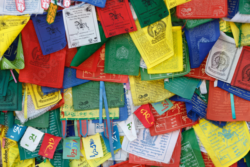 Fotografi Tibetan Buddhism prayer flags (lungta) with Om Mani Padme Hum Buddhist mantra