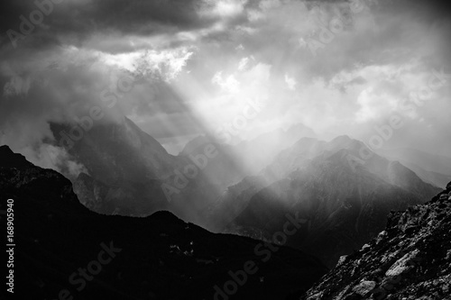 Berggipfel zwischen Wolken und Sonnenstrahlen Dolomiten Höhenweg 1, Alta via 1, Italien © infiltrant