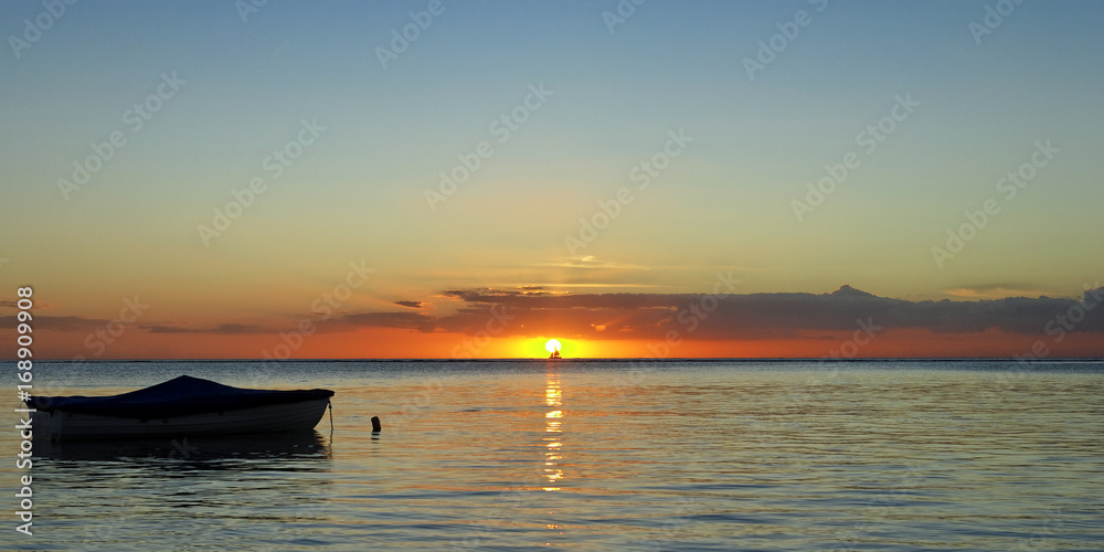 Barque de l'ile Maurice au soleil couchant 