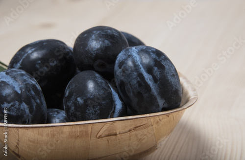 Obraz na płótnie Ripe plums in a bowl