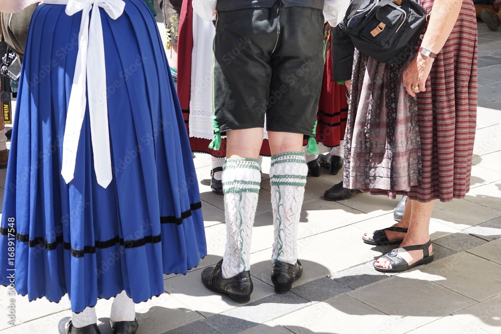 Stramme Wadeln und fesche Dirndl