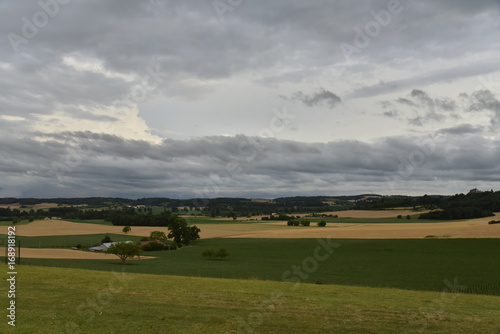 Le paysage du Périgord Vert au crépuscule depuis les hauteurs du Puy de Versac ,au Périgord Vert 