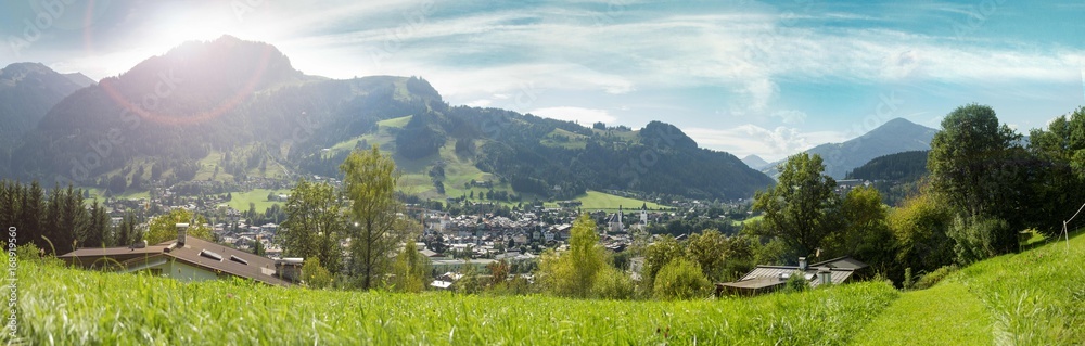 Panorama Blick auf die Stadt Kitzbühel, Tirol, Österreich