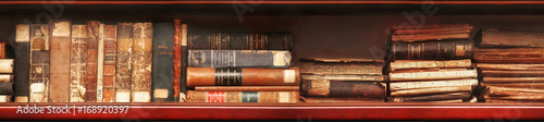 Obraz na płótnie Alte Bücher im Bücherregal